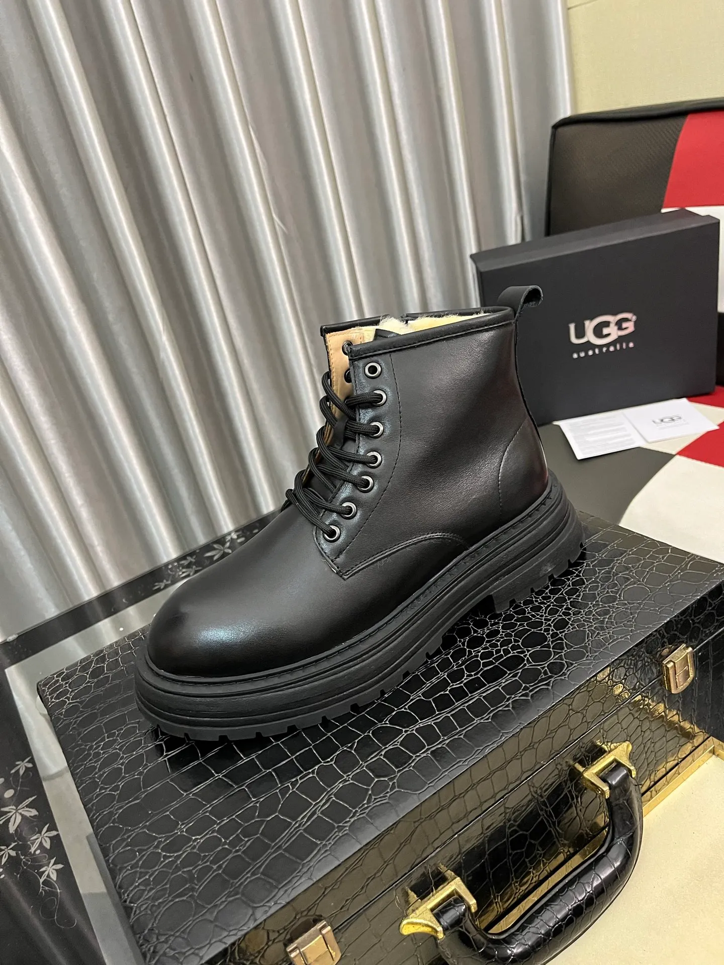 Men's Men's Shoes 💰660⌚️⌚️New UGG fur-integrated men's simple and fashionable snow shoes. The most worth buying at the end of this year are warm casual shoes. Whether you are out and about at home, their comfortable and warm performance will be your most suitable fashion companion! The material is cowhide upper and imported wool is used inside. Two layers of cowhide for warmth and comfort! The eva+ rubber patch outsole is cushioned, wear-resistant, and has good elasticity. It is light and wear-resistant, comfortable and soft, and the new simple cut is more fashionable. It has both practicality and fashion sense, so you no longer have to worry about how to match it in winter, while still maintaining fashionable taste. High-quality genuine wool produced in Dongguan. The material depends on the details! Size: 38-39-40-41-42-43-44-45